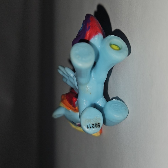 *FREE 2" Rainbow Dash Figure - Picture 6 of 6